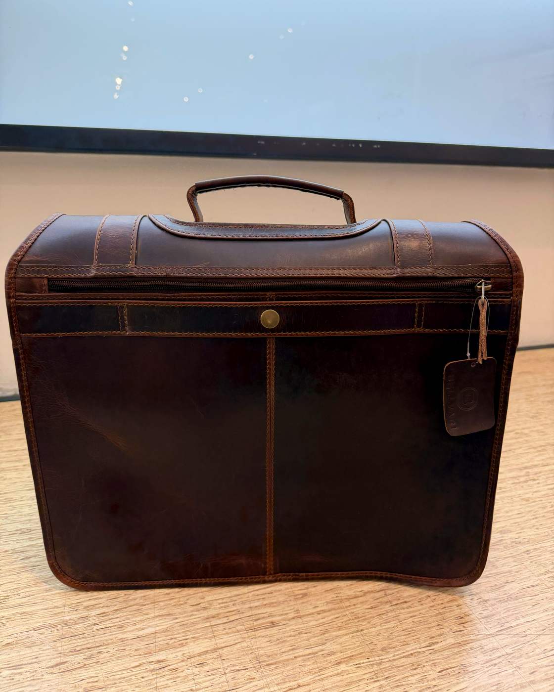 Real photo of The Messenger rear panel, showing the horizontal zipped pocket and central band.