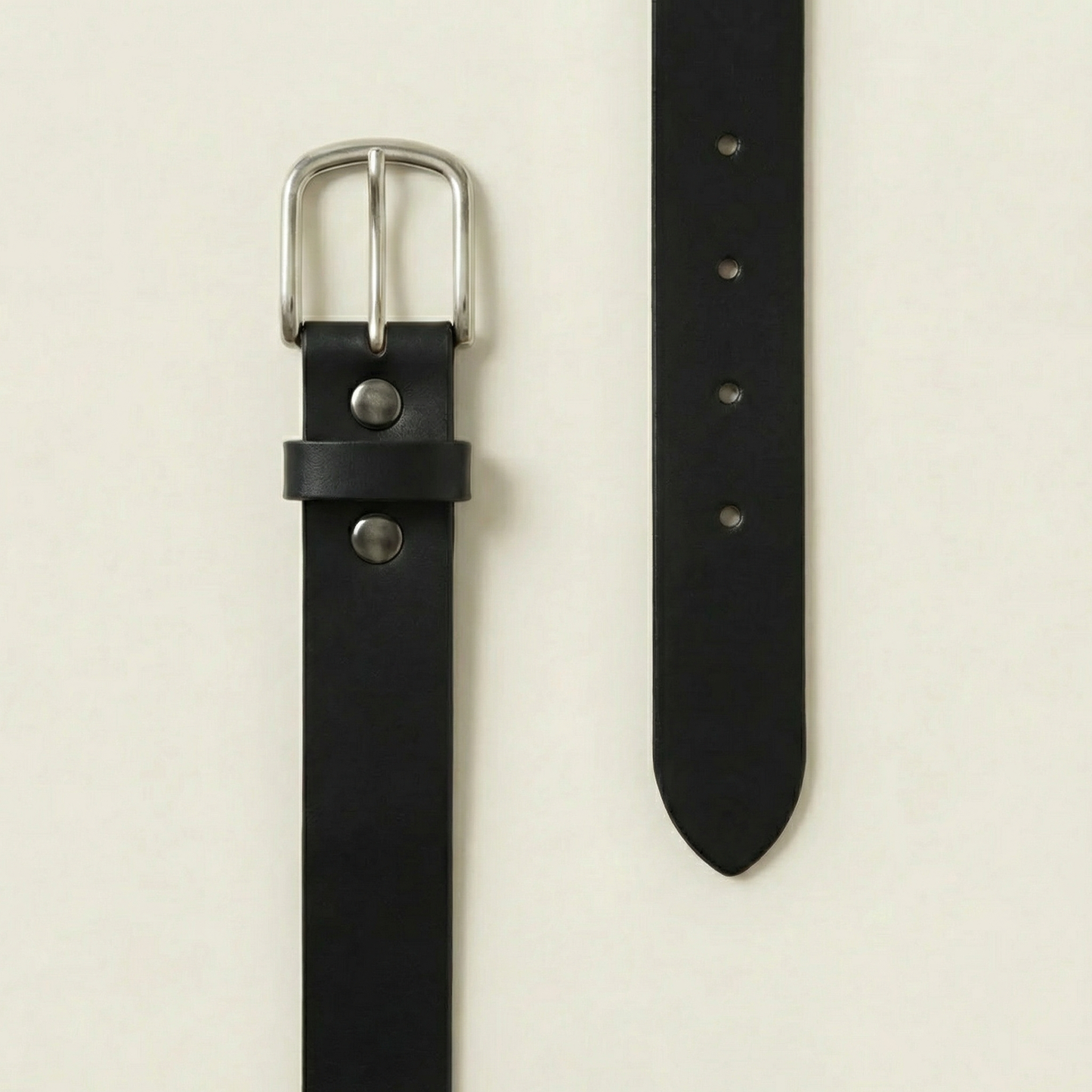 Bellvari Maverick black leather belt side view.