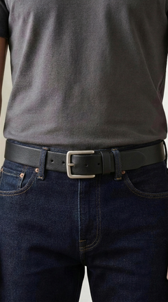 Man wearing the Bellvari Tradesman black full-grain leather belt at the waist with jeans, brushed steel buckle. — view 6